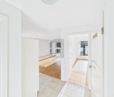 MODERN AND LIGHT-FLOODED - Photo 5