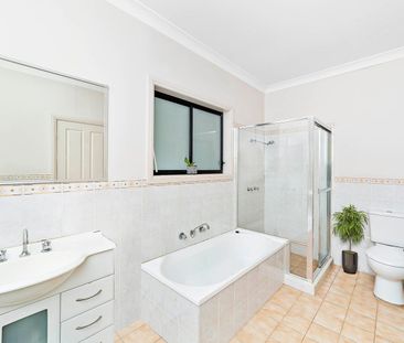 Spacious 3 Bedroom Townhouse - Photo 4