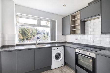 Detached House to rent - Clive Road, Belvedere, DA17 - Photo 5