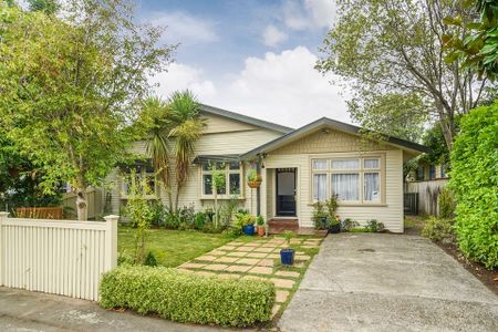 Charming 4BR 2 Bath Hokowhitu Home w/ Garden - Photo 5