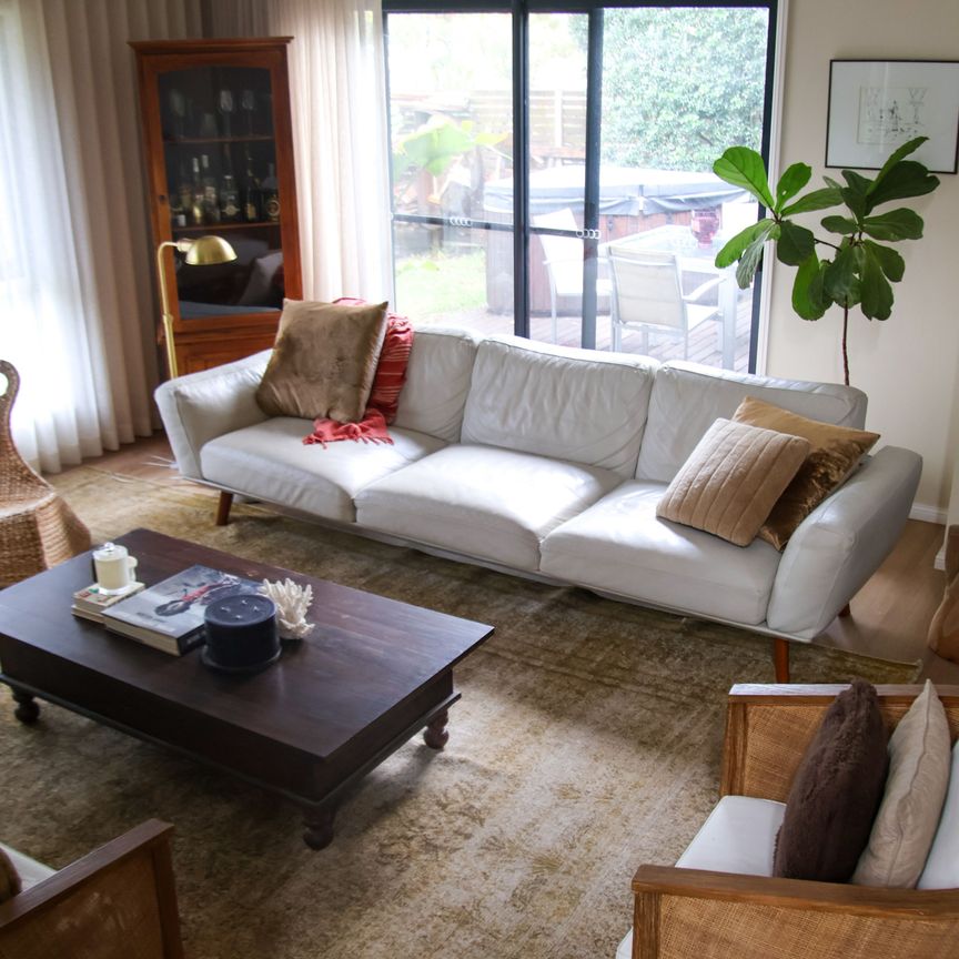 Large 3 Bedroom Duplex with Double Car Garage - Photo 1