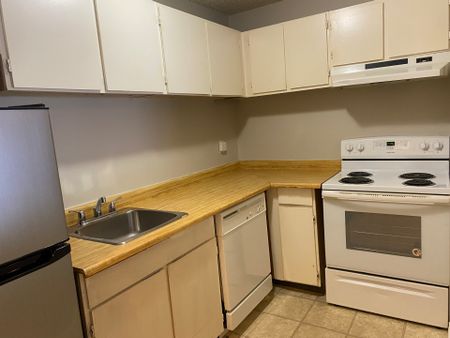 Killarney Court – 1 Bedroom - Photo 3