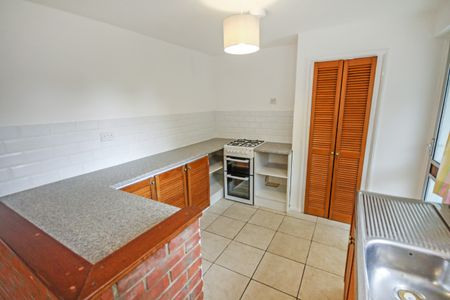 Three-Bedrooms Terraced House - Photo 2