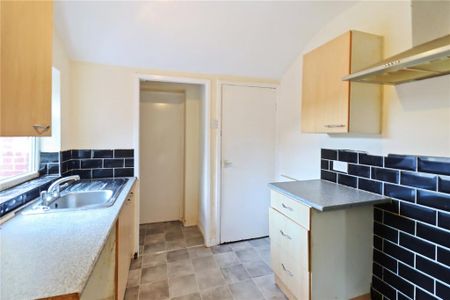 3 bedroom flat to rent - Photo 5