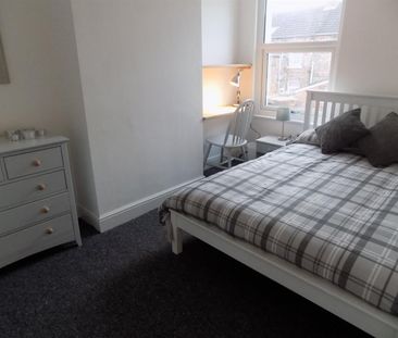 3 bedroom Flat To Let - Photo 2