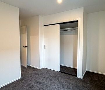 Modern Townhouse in Queenstown - Photo 3