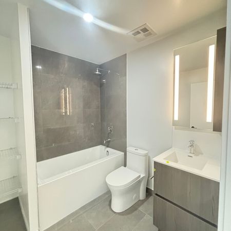 For Lease - 220 Missinnihe Way Unit# 611, Mississauga, Ontario - Photo 3
