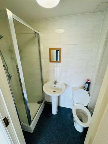 Flat - Barking Road, London, E6 - Photo 3