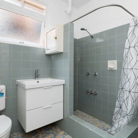 A MUST SEE - SPACIOUS GROUND FLOOR 1 BEDROOM UNIT - Photo 4