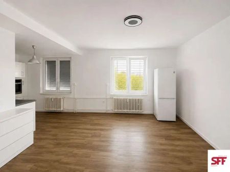 Pronájem prostorného bytu 2+kk částečně zařízený se klepem Púchovská Praha 4 Záběhlice - Photo 5