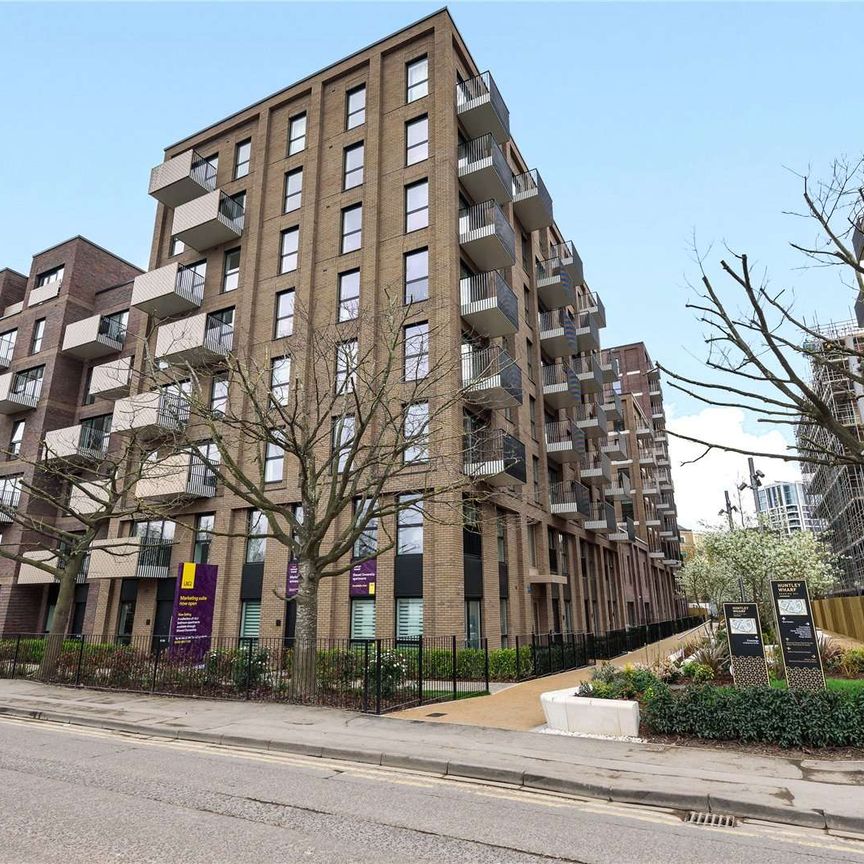 An upper floor apartment with balcony and waterfront views, in the newly completed Huntley Wharf development by Berkeley Homes. - Photo 1