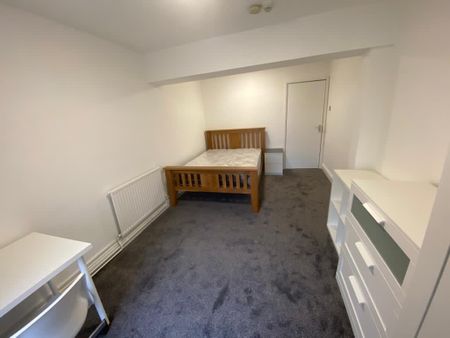 3 bedroom flat to rent - Photo 3