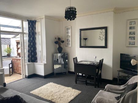 1 bedroom in a house share to rent - Photo 4