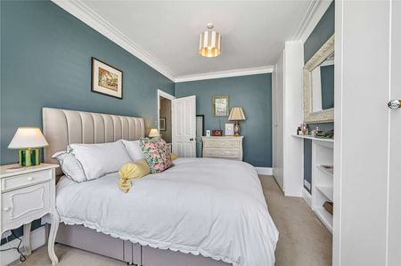 A beautiful five bedroom family home located in Southfields. - Photo 3