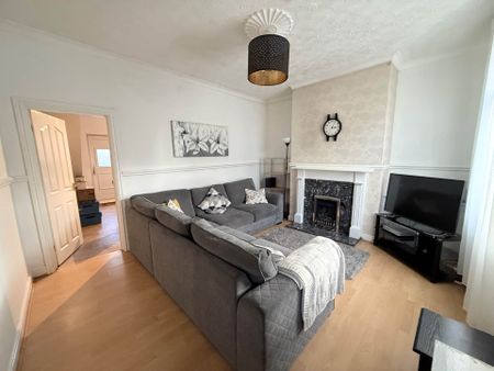 Price £995 pcm - Available Now - Unfurnished - Photo 2