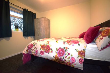 5 bed terraced house to rent in Northfields, Norwich, Norfolk - Photo 3