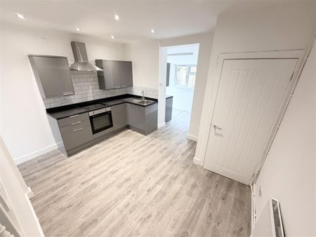 House - End Terrace For Rent Rhys Street, Tonypandy - Photo 4