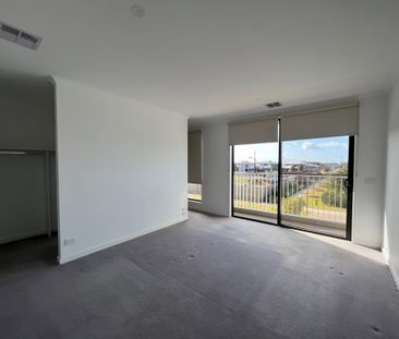 THREE BEDROOM TOWNHOUSE - Photo 2