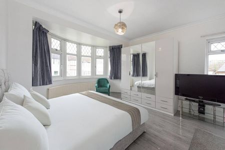 4 bedroom end of terrace house to rent - Photo 2