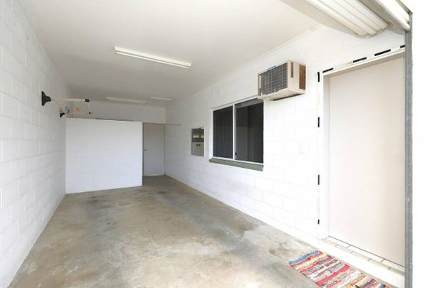 Fantastic Fully Air Conditioned Villa - Garage with Remote - Photo 1