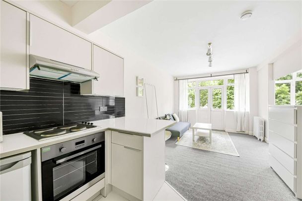 A well presented apartment in a purpose built development in Maida Vale including heating and hot water. - Photo 1