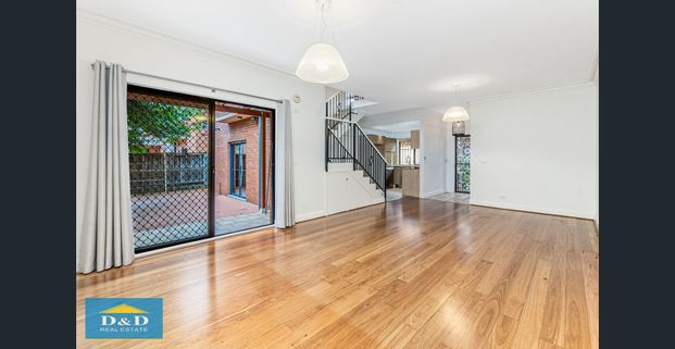 Modern 3 bedroom townhouse. Large, private, sunny courtyard. 3 toilets. Double garage. Walk to Parramatta city centre. - Photo 1