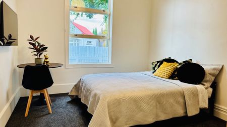 Hotel-Style Room – Renovated & Furnished - Photo 5