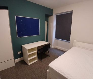 4 bedroom semi-detached house to rent - Photo 3