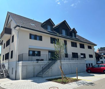 "grosse, moderne 2.5-Zimmer-Wohnung mit Lift und eigenem Waschturm" - Photo 1