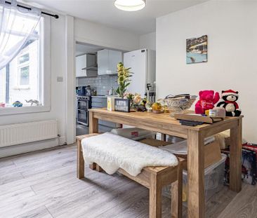 2 bedroom end of terrace house to rent - Photo 2