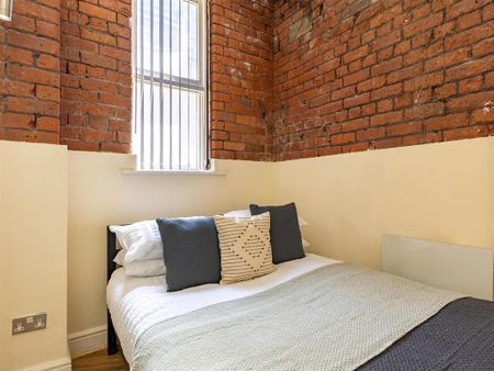 1 bedroom in a flat share to rent - Photo 2