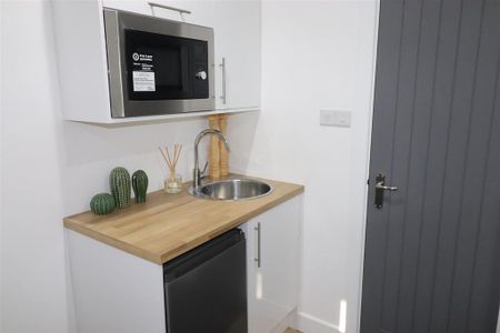 1 bedroom in a house share to rent - Photo 4