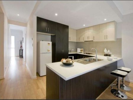 Beautiful 3 Bedroom Family Townhouse - Photo 3