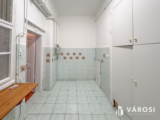 Kiadó tágas, földszinti lakás a belvárosban - Photo 1