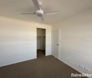Beautiful 4-Bedroom Home with Large Open Living - Munno Para Downs - Photo 4