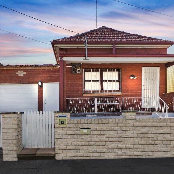 Conveniently Located, Sun-Filled, Modern And Spacious Two To Three Bedroom Family Home, Only Moments To Shops, Cafes And Transport - Photo 1