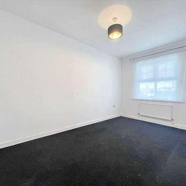 De Havilland Road, Edgware, HA8 - Photo 1