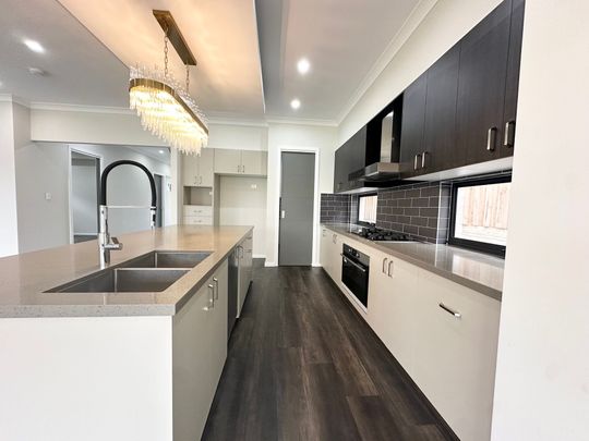 Spacious 5-Bedroom Family Home in Sought-After Menangle Park - Photo 1