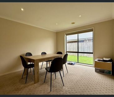 Sought after location, you don't want to miss this! - Photo 2