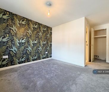 4 bedroom semi-detached house to rent - Photo 2