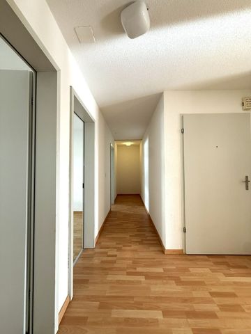 Helle 4.5 Zimmer Wohnung mit Balkon - Foto 2