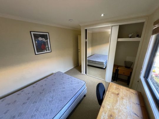 FURNISHED ROOM ONLY/STUDENT ACCOMMODATIONS IN VARSITY SHORES - 5 MINS WALKING TO BOND UNIVERSITY - Photo 1