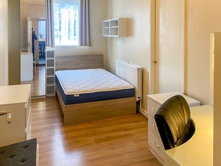 4 bedroom flat to rent - Photo 3