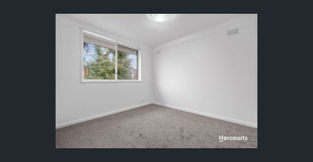 Cozy Family Living in the Heart of Oakleigh South - Photo 2