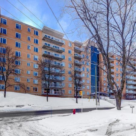 4½ à 2 pas Université Laval et Pyramide. 2 stat. intérieur, 1 rangeemnt, balcon, 5e étage vue dégagée montage - Photo 3