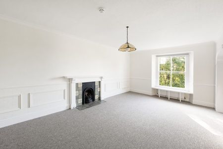 2 Bed Flat - Photo 3