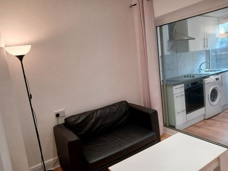 1 Bed Flat, St. Johns Road, NW11 - Photo 2