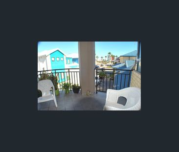 Magnificent Large Townhouse Close To Marina - Photo 4