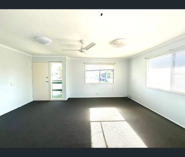 9 YEATES Street, Moranbah, Qld 4744 - Photo 4