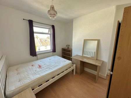 Terraced House to rent on - Photo 5